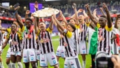 Ekstase in Schwarz und Weiß! Der LASK ist Meister.