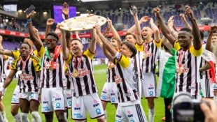 Ekstase in Schwarz und Weiß! Der LASK ist Meister.