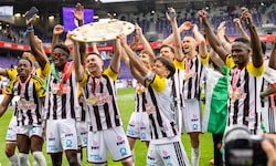Ekstase in Schwarz und Weiß! Der LASK ist Meister.