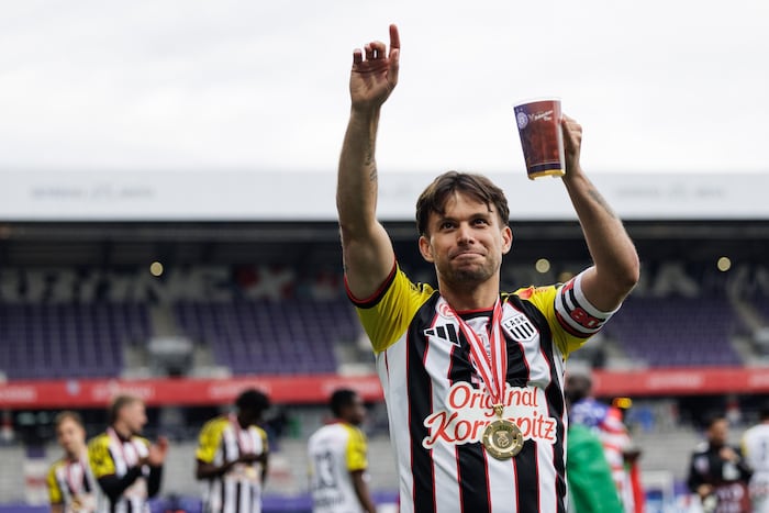 Prost! Sascha Horvath trinkt auf den Titel.