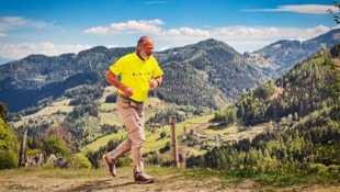 Die „Bergkrone“ traf den 84-jährigen Extremsportler bei einem kurzen Lauftraining hoch über dem ...