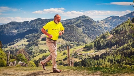 Die „Bergkrone“ traf den 84-jährigen Extremsportler bei einem kurzen Lauftraining hoch über dem ...