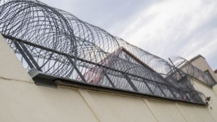 Hinter den Zäunen und Mauern der heimischen Gefängnisse herrscht mehr als dicke Luft.