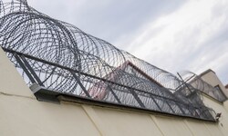 Hinter den Zäunen und Mauern der heimischen Gefängnisse herrscht mehr als dicke Luft.