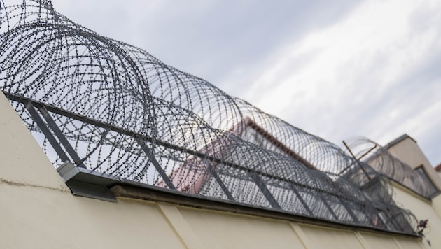 Hinter den Zäunen und Mauern der heimischen Gefängnisse herrscht mehr als dicke Luft.