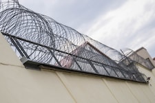 Hinter den Zäunen und Mauern der heimischen Gefängnisse herrscht mehr als dicke Luft.