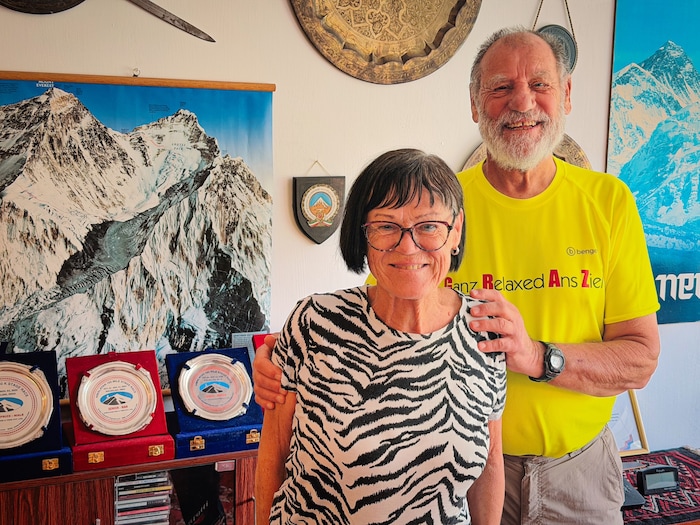 Mit seiner Frau Brigitta will Helmut zu seinem 85. Geburtstag den Kilimandscharo besteigen, um ...