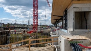 Der Neubau in Ebenfurth braucht jetzt einen Steg zum alten Bahnhof.