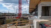 Der Neubau in Ebenfurth braucht jetzt einen Steg zum alten Bahnhof.