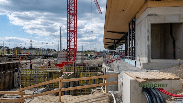 Der Neubau in Ebenfurth braucht jetzt einen Steg zum alten Bahnhof.
