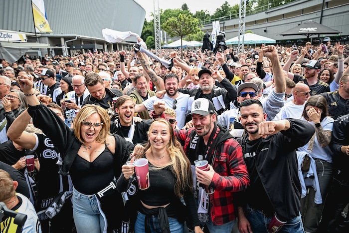 LASK-Fans beim Public Viewing