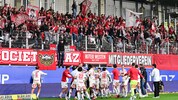 Die Kicker des GAK feierten mit den rund 700 Fans in Linz den Klassenerhalt.