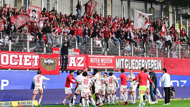 Die Kicker des GAK feierten mit den rund 700 Fans in Linz den Klassenerhalt.