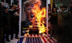 Demonstranten verbrennen ein Plakat von US-Präsident Donald Trump bei einer Kundgebung zur ...