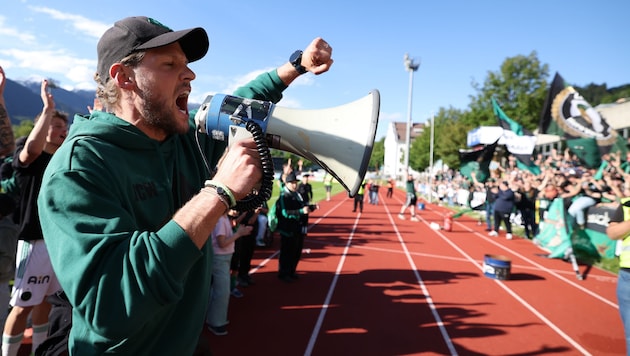 Wacker-Trainer Sebastian Siller feierte mit den Fans.