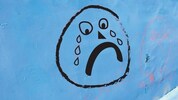 Ein trauriges Gesicht malten Kinder beim Abriss an die Poolwand. 
