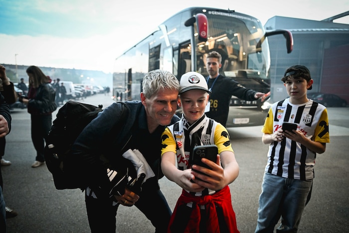 Kühbauer umringt von Fans