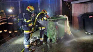 Mit schwerem Atemschutz musste die Feuerwehr St. Veit den brennenden Müllcontainer löschen.