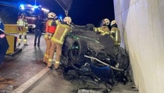 Am Auto entstand Totalschaden. Die Feuerwehr kümmerte sich um die Bergung.