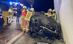 Am Auto entstand Totalschaden. Die Feuerwehr kümmerte sich um die Bergung.