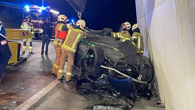 Am Auto entstand Totalschaden. Die Feuerwehr kümmerte sich um die Bergung.