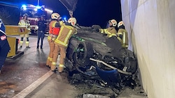 Am Auto entstand Totalschaden. Die Feuerwehr kümmerte sich um die Bergung.