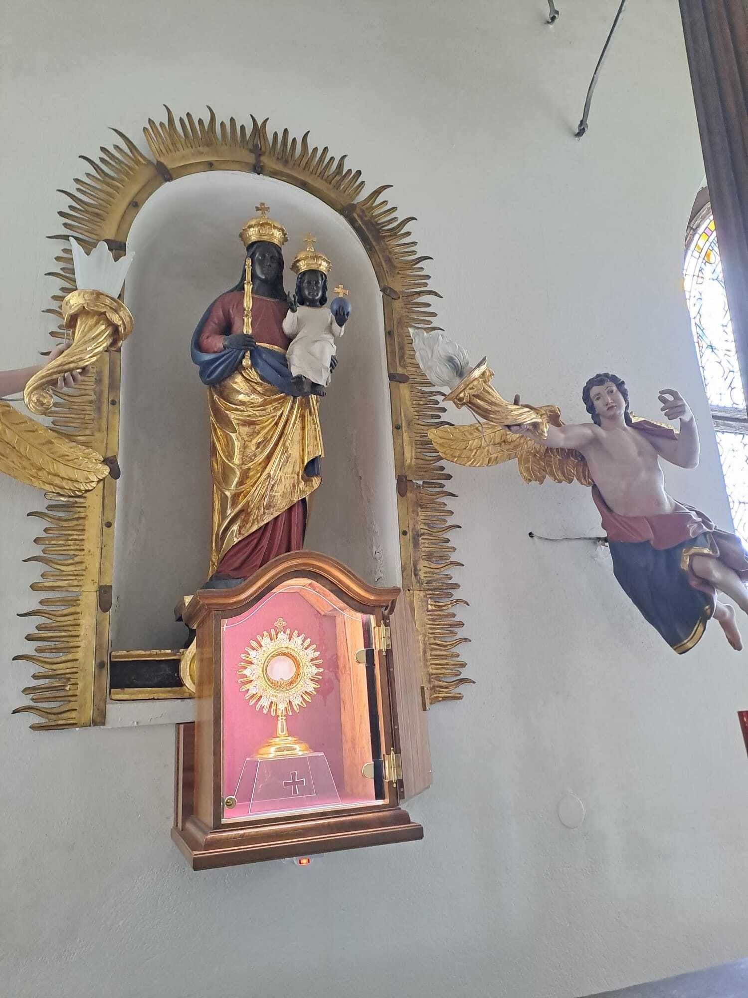 Schwarz sind Muttergottes und Jesuskind in der Kapuzinerkirche in Klagenfurt.