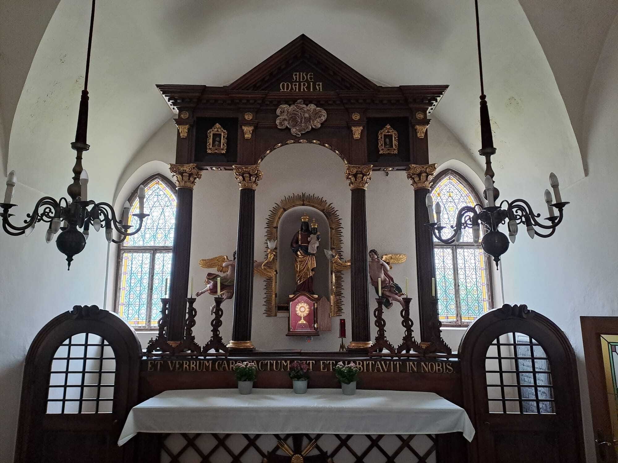 Der Altar in der Kapuzinerkirche, in welchem die Schwarze Madonna im Zentrum steht.