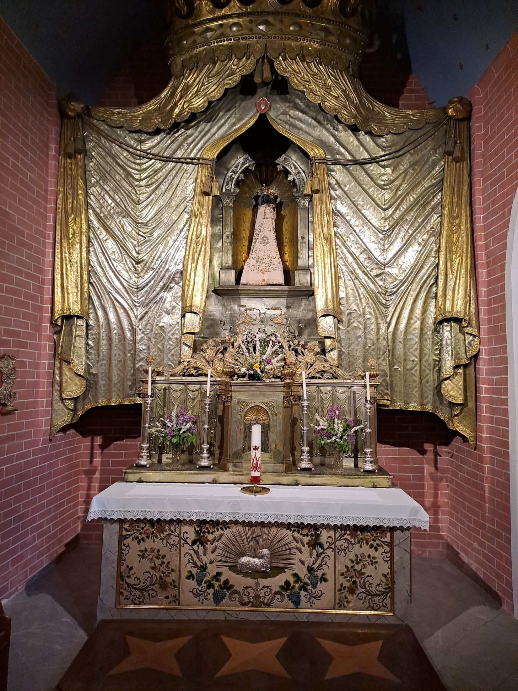 Der Altar, der in der Basilika von St. Andrä die Schwarze Madonna präsentiert.