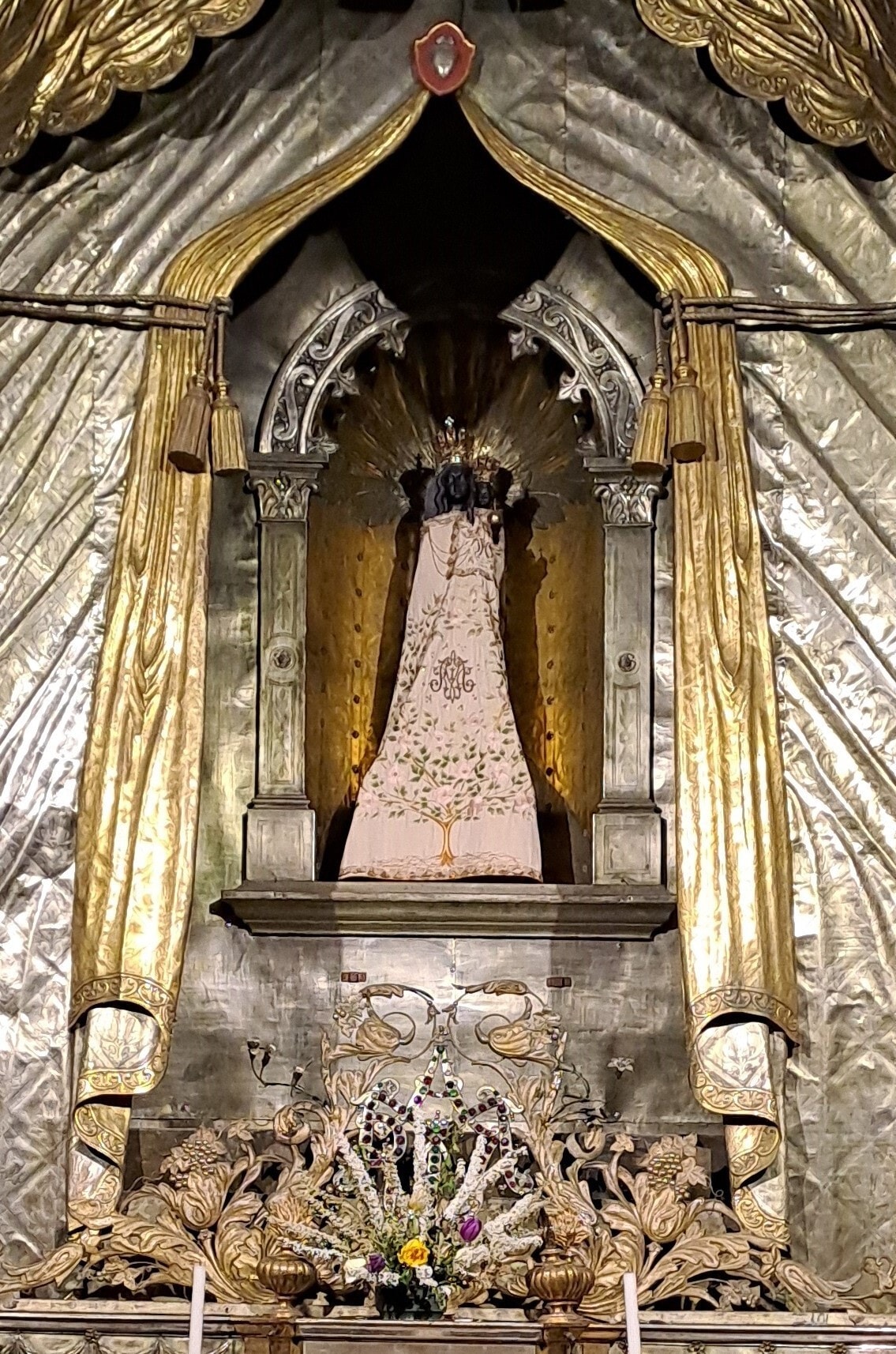 Schwarze Maria, schwarzer Jesus, helle, glänzende Robe für die beiden in St. Andrä.