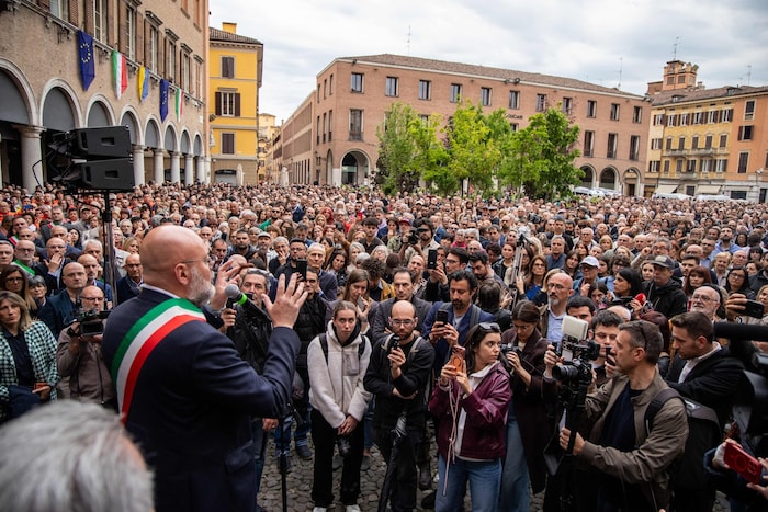 Am Sonntagabend fand eine Kundgebung auf der Piazza Grande in Modena statt. Daran beteiligten ...
