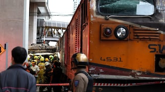 In Bangkok hat ein Lokführer ohne Fahrerlaubnis und unter Drogeneinfluss einen Linienbus ...