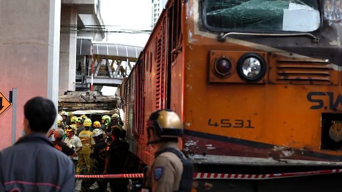 In Bangkok hat ein Lokführer ohne Fahrerlaubnis und unter Drogeneinfluss einen Linienbus ...