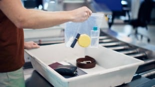 Die 100-Milliliter-Begrenzung für Flüssigkeiten ist bereits an vielen Flughäfen aufgehoben ...