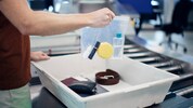 Ein Krone+-Lokalaugenschein zeigt: Die Flüssigkeitsbegrenzung ist am Flughafen Wien teilweise ...