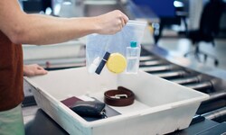 Ein Krone+-Lokalaugenschein zeigt: Die Flüssigkeitsbegrenzung ist am Flughafen Wien teilweise ...