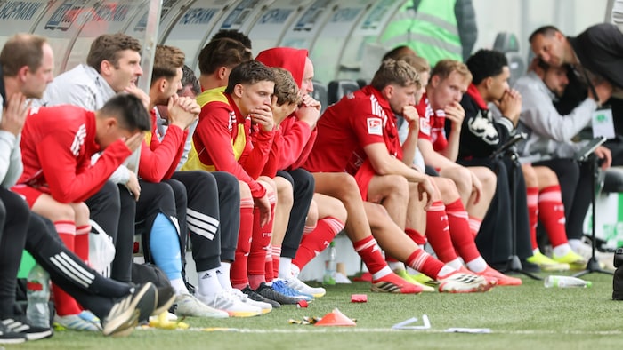 Hängende Köpfe, Hände vor dem Gesicht: Die Kicker von Düsseldorf wollen es nicht wahr haben.