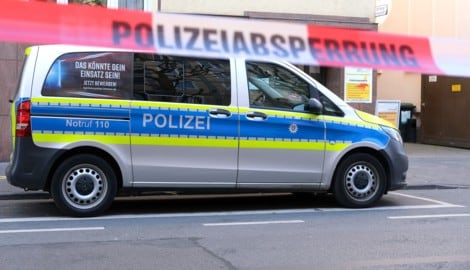 In Deutschland fahndet die Polizei derzeit nach einer Frau, die ein Neugeborenes aus einem ...