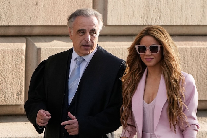Nach Jahren des Rechtsstreits: Shakira erscheint mit Anwalt Pau Molins vor dem Gericht in ...