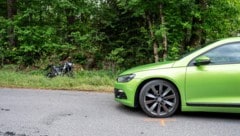 Das Moped der 16-Jährigen wurde in ein Waldstück geschleudert 