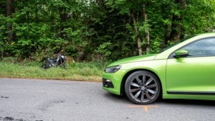 Das Moped der 16-Jährigen wurde in ein Waldstück geschleudert 