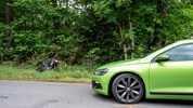 Das Moped der 16-Jährigen wurde in ein Waldstück geschleudert 