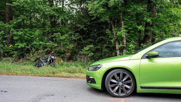 Das Moped der 16-Jährigen wurde in ein Waldstück geschleudert