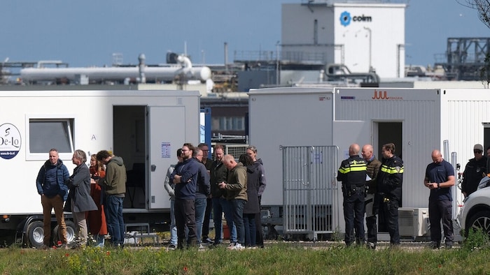 Im Hafen wurde ein Containerdorf für die letzten Menschen an Bord errichtet.