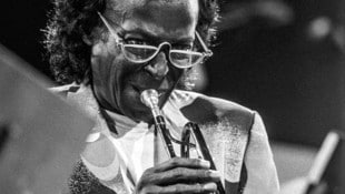 Diesen Frühling jährt sich der Geburtstag von Jazzlegende Miles Davis zum 100. Mal. 