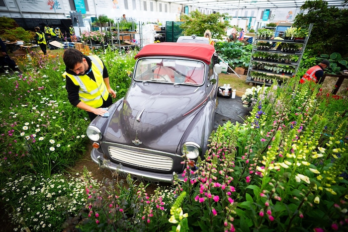 Ein Garten mit Oldtimer wird vorbereitet.