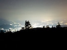 Ein Blick vom Dobratsch zeigt, wie stark die Stadt Villach durch Licht verschmutzt ist.
