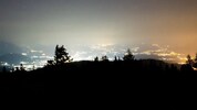 Ein Blick vom Dobratsch zeigt, wie stark die Stadt Villach durch Licht verschmutzt ist.