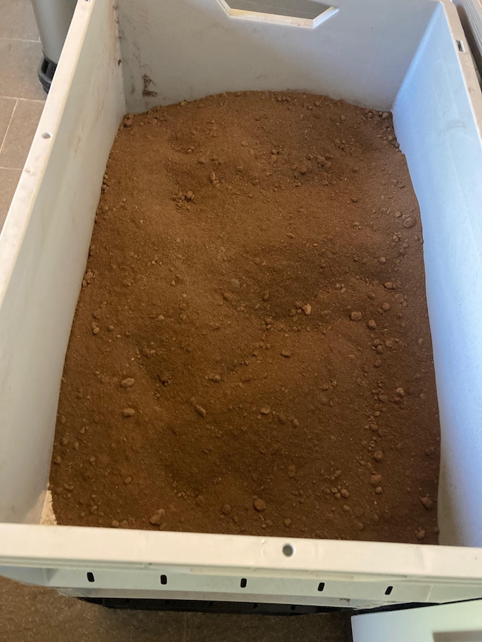 Der getrockene Kaffeesatz wird mit Parntern zu Dünger weiterverarbeitet.