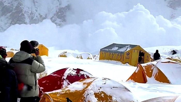 Teile des Basislagers wurden von den Schneemassen verschüttet.